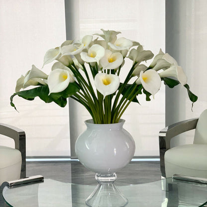 Elegante Vase mit mehreren weißen Calla-Lilien